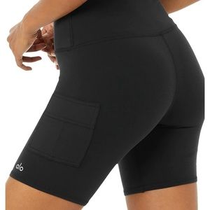 Alo Yoga High Waist Cargo Bike Shorts 7” in Black